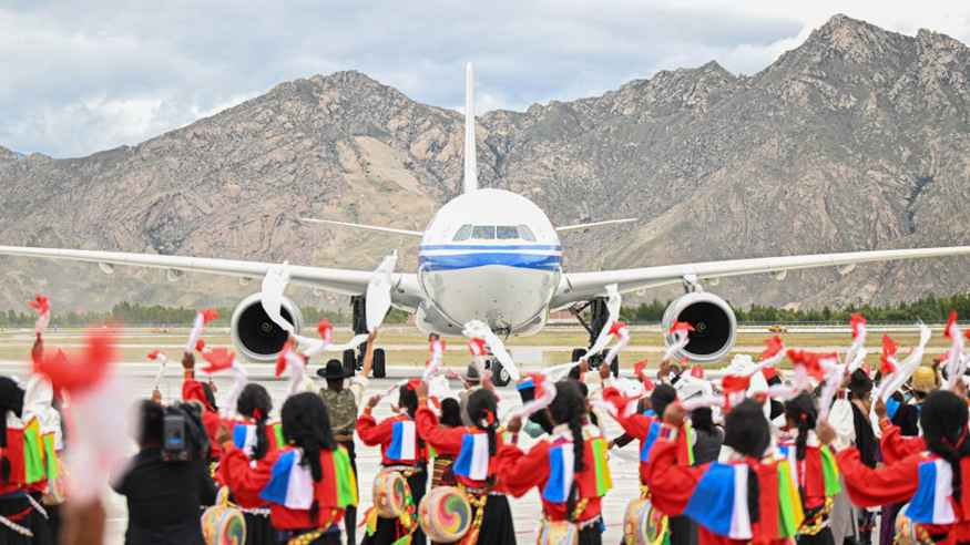 西藏各族群眾熱烈歡迎習近平總書記