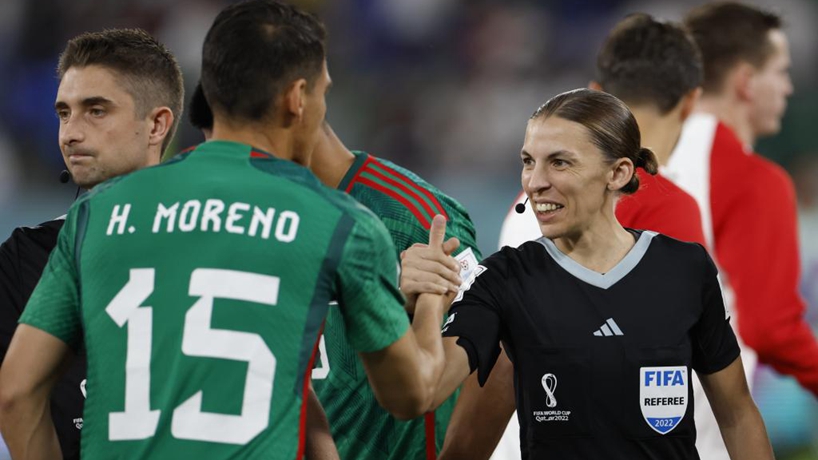 世界杯賽場上的女裁判,因為出色,所以上場!