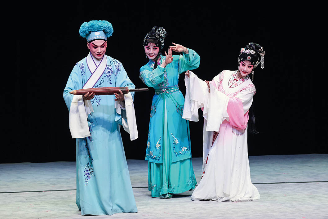 4月5日,演员在在奥地利维也纳穆特剧院表演婺剧《白蛇传》赵丁喆摄/本刊 4月5日,演员在在奥地利维也纳穆特剧院表演婺剧《白蛇传》赵丁喆摄/本刊