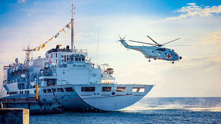 2023年8月24日，中国海军“和平方舟”号医院船靠泊所罗门群岛霍尼亚拉港期间，舰载医疗救护直升机赴外岛开展巡诊服务