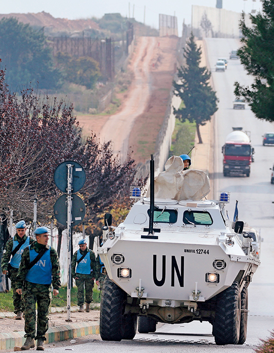 2018年12月4日，联合国维和人员在黎巴嫩基拉村靠近以色列边境处巡逻