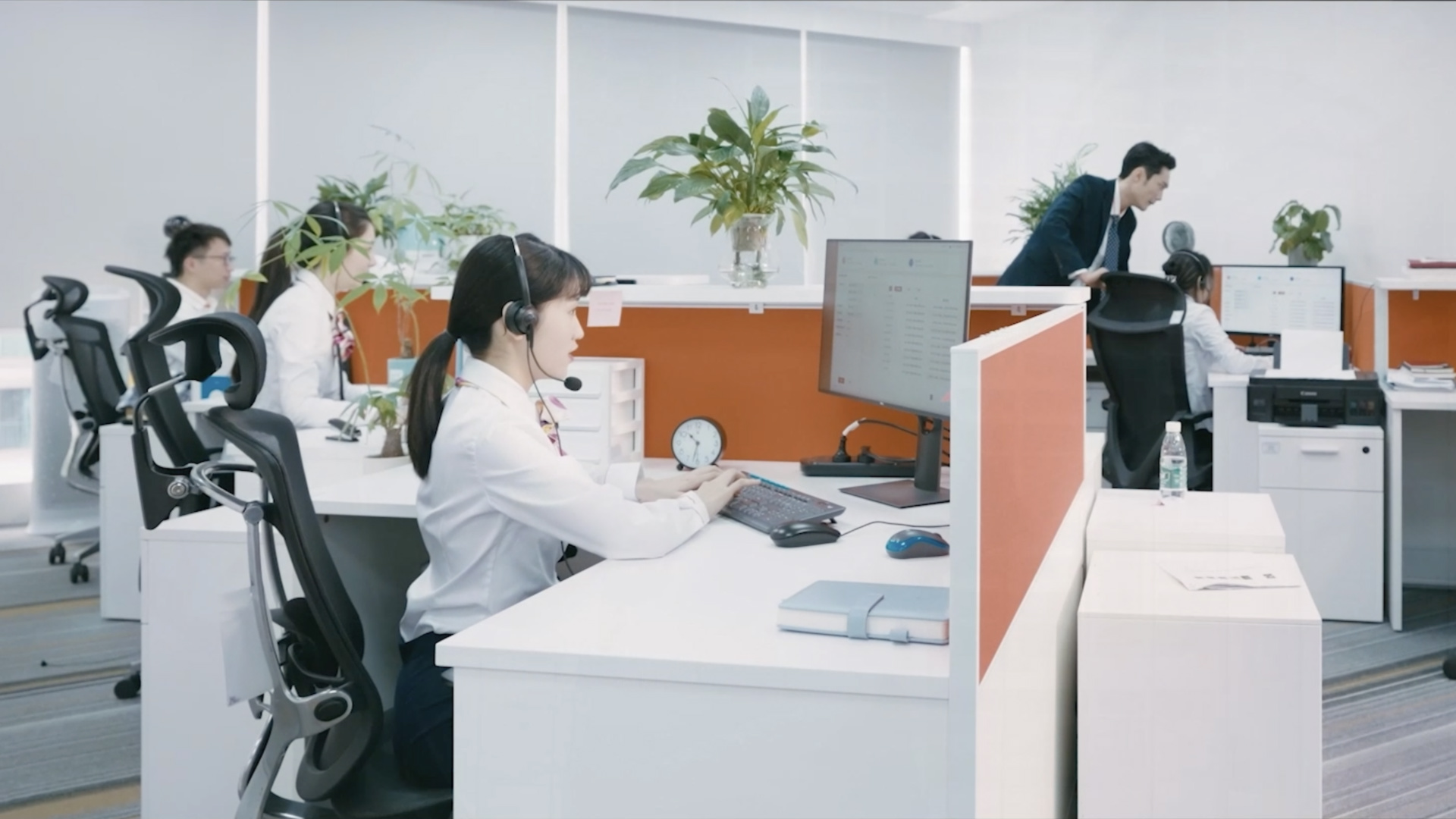 攜“疑”而來,滿意而歸,中國聯(lián)通全體熱線客服鄭重承諾