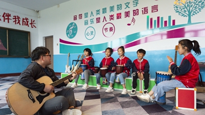 在東北鄉村，他們上演現實版“放牛班的春天”