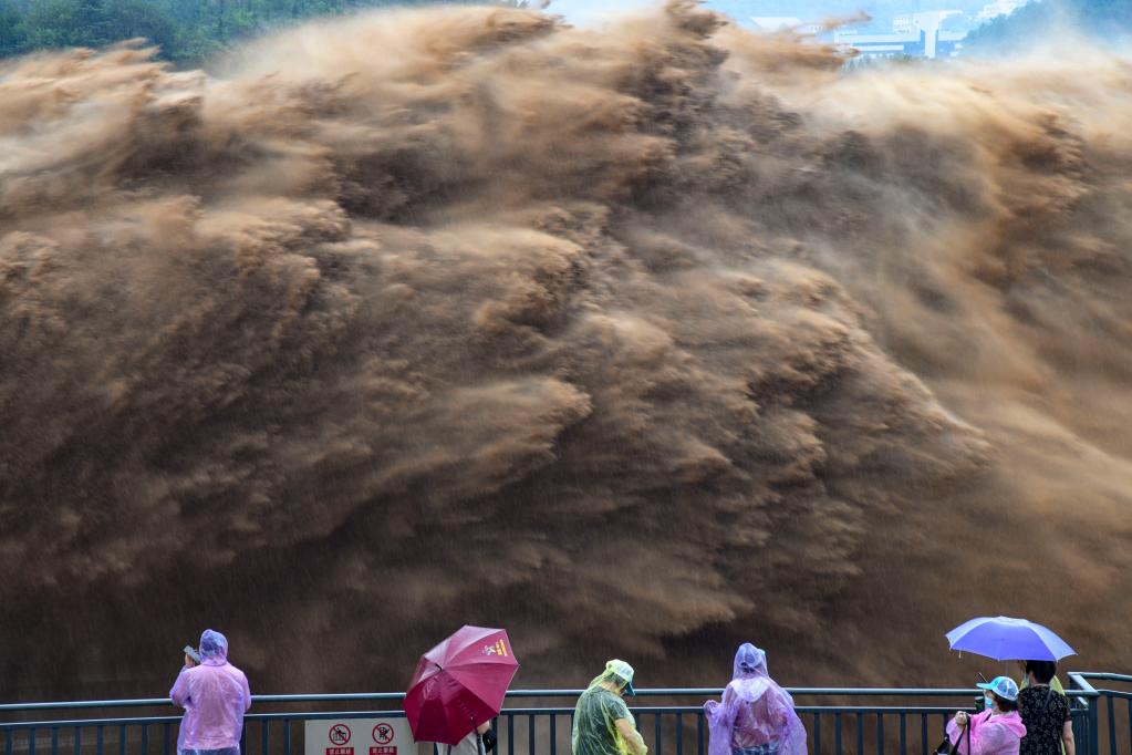 河南濟(jì)源:小浪底大流量泄洪