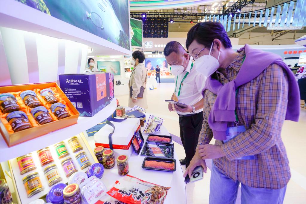 新華全媒+丨中外參展企業匯聚中國-亞歐博覽會