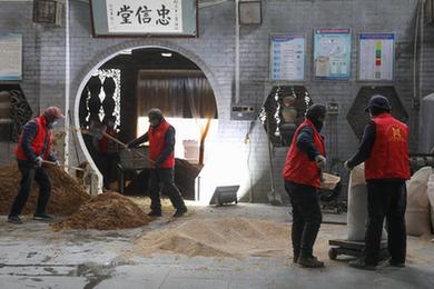 河南寶豐:鄉(xiāng)村古法釀酒忙