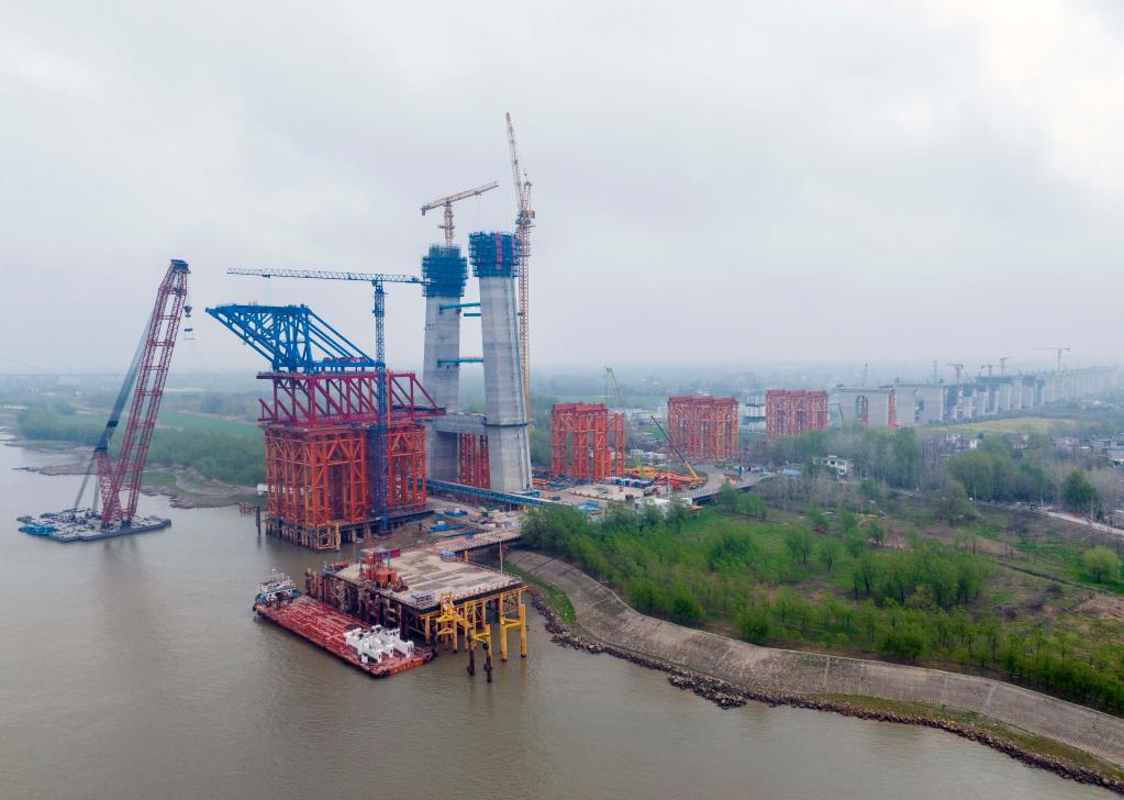 安徽馬鞍山:巢馬城際鐵路全線首跨公路梁完成澆筑