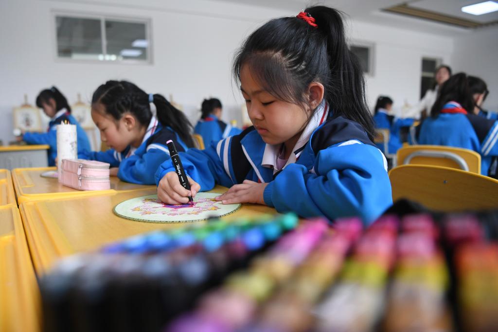 甘肅敦煌:多彩課后 快樂成長