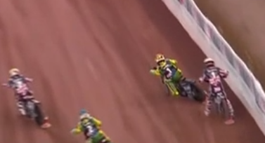 驚險(xiǎn)！英國(guó)摩托車賽車手超車時(shí)撞向護(hù)欄