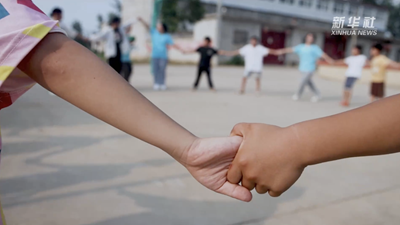 安徽阜陽:志愿者點亮孩子們的“七彩假期”